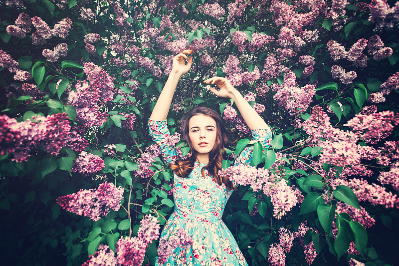 时尚的女人在花开花背景