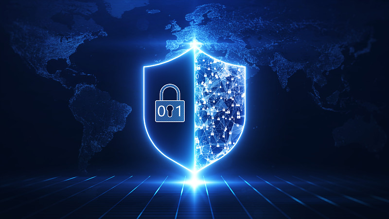 网络安全和隐私技术中的数据保护概念。中间有一个巨大的盾牌。下面是抽象世界地图背后的网格。深蓝色的背景。