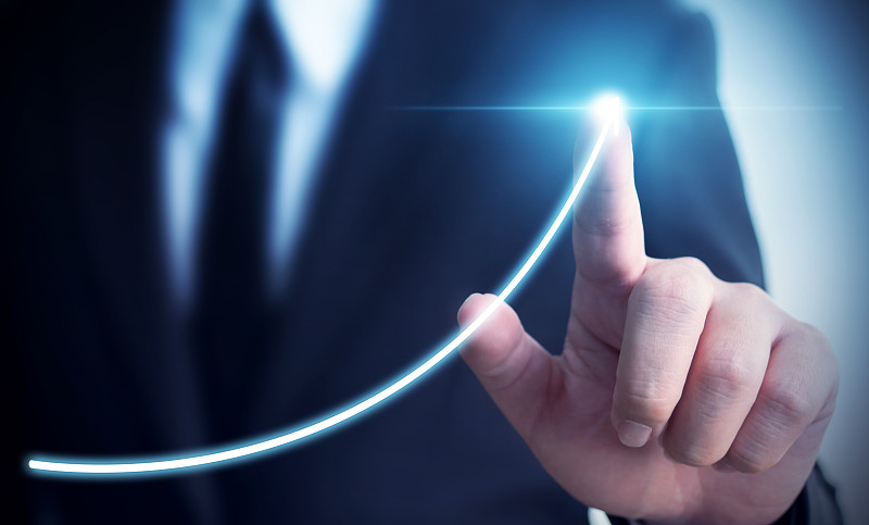 业务发展到成功和不断增长的年度收入增长概念，商人指向箭头图企业未来增长计划