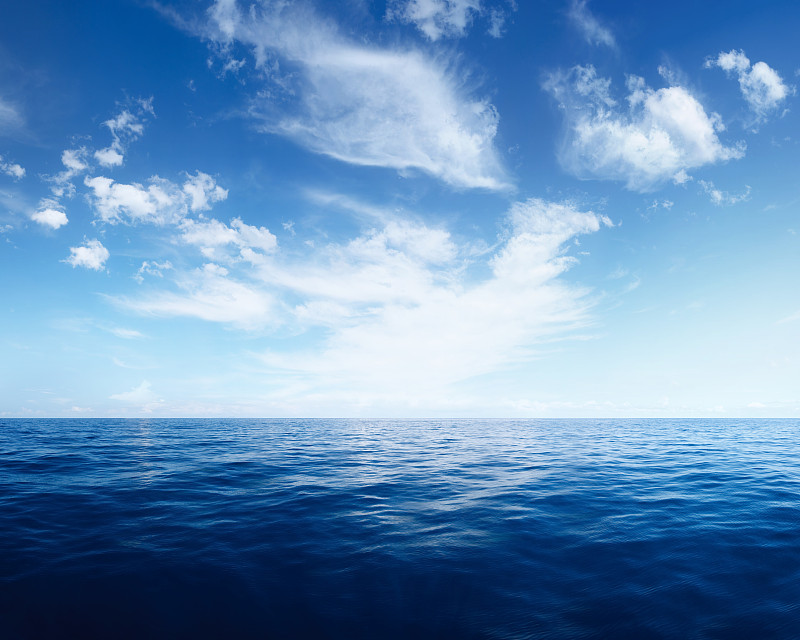 深蓝色海洋上的缕缕云