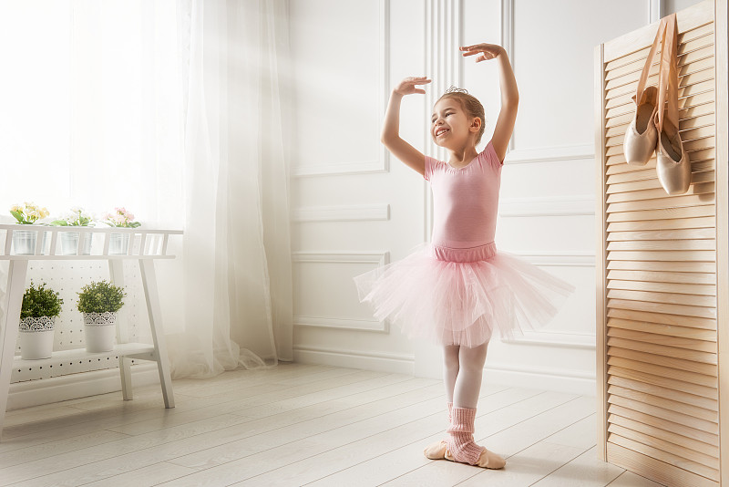 穿着粉色短裙的女孩