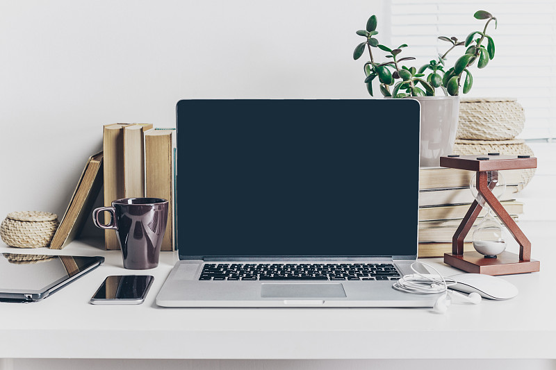 办公室工作的桌子