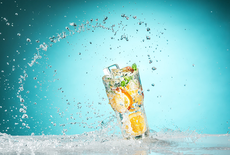 玫瑰的异国情调鸡尾酒和水果的蓝色