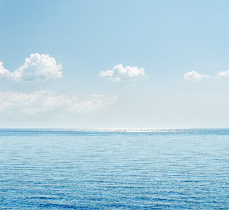 蓝色的大海和云朵