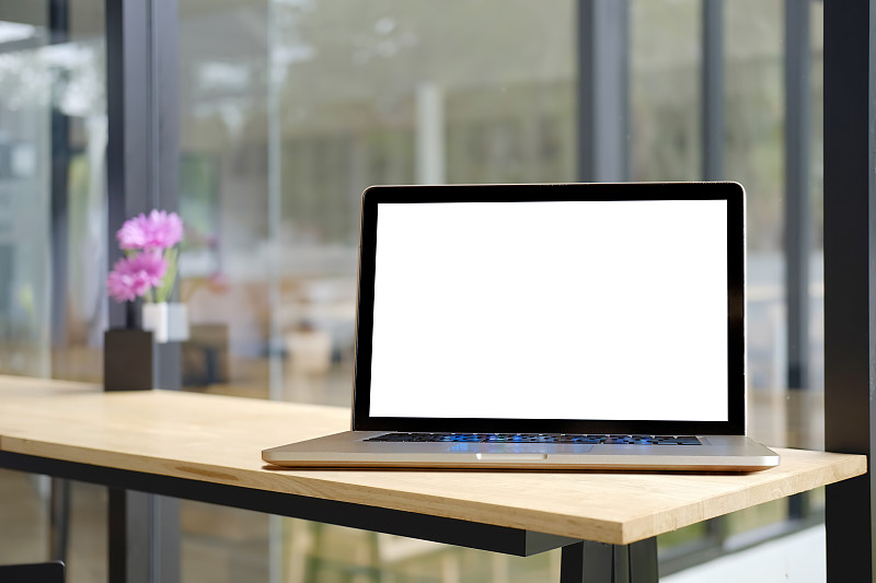 模拟:电脑显示在办公室内部的模型。