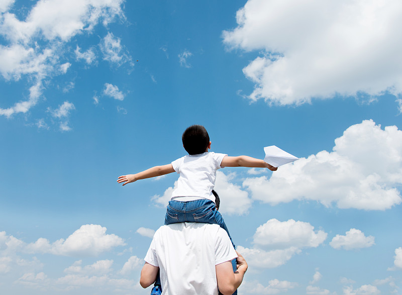 儿子和父亲玩纸飞机