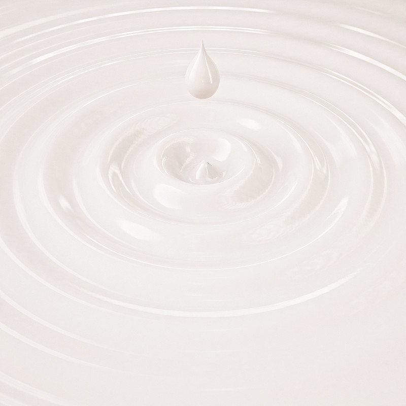 奶油或牛奶液体滴加波浪