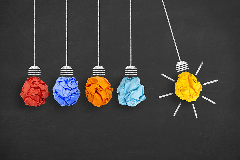 概念:灯泡，黑板上的皱巴巴的纸