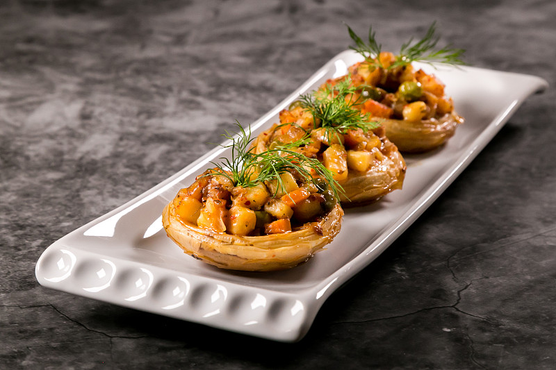 洋蓟和蔬菜装盘