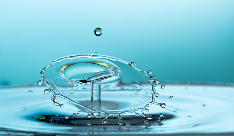 蓝色的水滴落下，冲击着水体