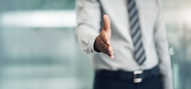 在现代化的办公室里，一个完全认不出来的商人伸出手臂准备握手