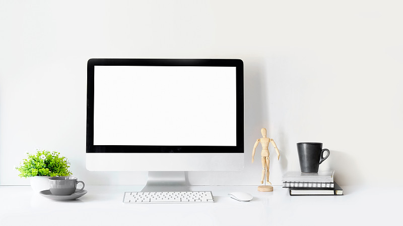 现代干净的工作空间模型与空白屏幕桌面电脑。