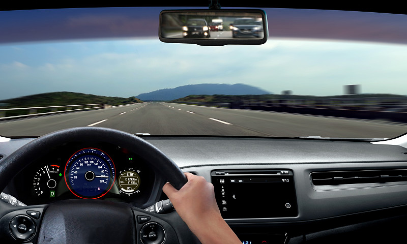 在开阔的道路上驾驶时，手放在方向盘上