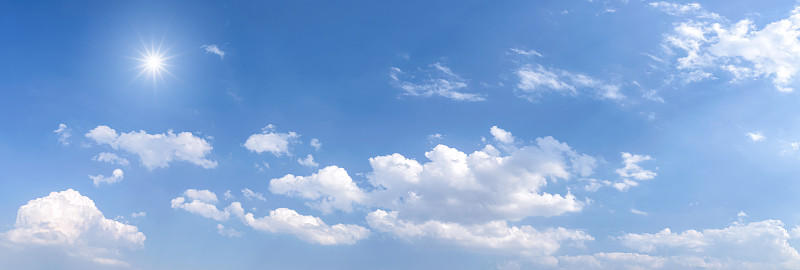 全景蔚蓝的天空和太阳的反射