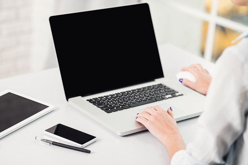 工作地点，女性使用笔记本电脑