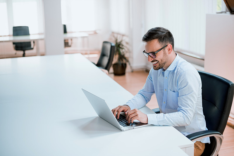 在办公室用笔记本电脑工作的企业家