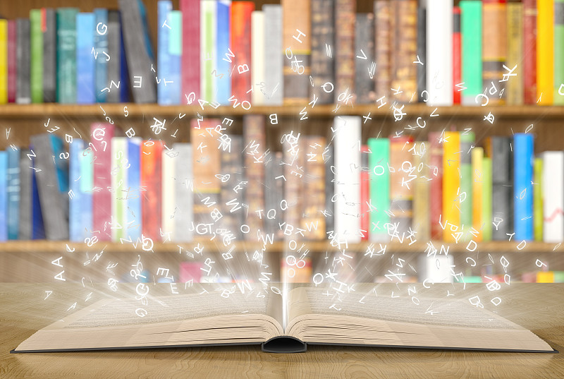 打开书架上有魔法灯的魔法书