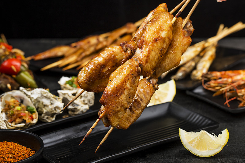 一些美味的烤鸡翅