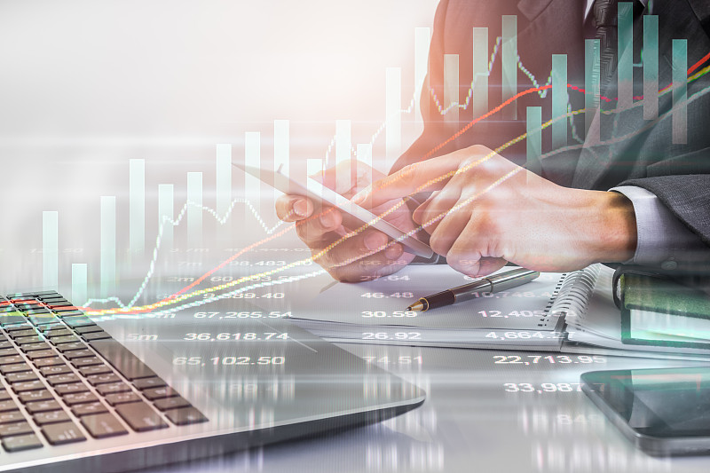 商人对股市金融交易的指标背景。人分析股票市场金融交易指数的LED。商人对股票市场交易的双重暴露金融概念。