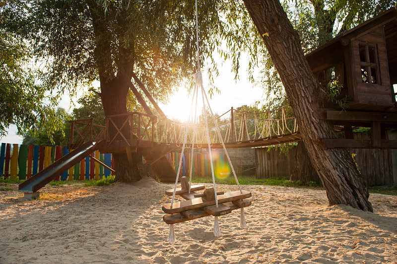 操场上有一个悬挂的秋千在日落