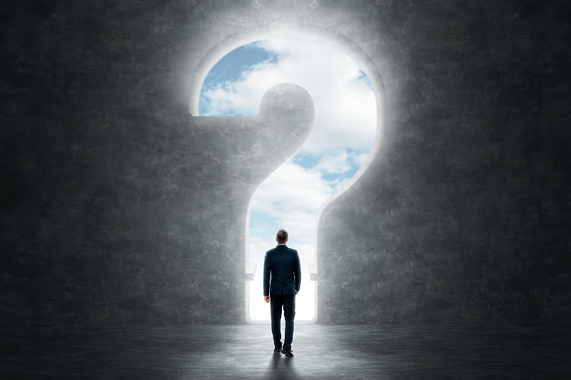 后视镜商人站在大问号的背景下。混合媒体。问题概念，思考，找到解决方案。