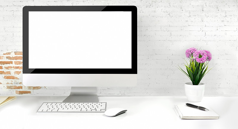 舒适的工作环境与现代台式电脑。