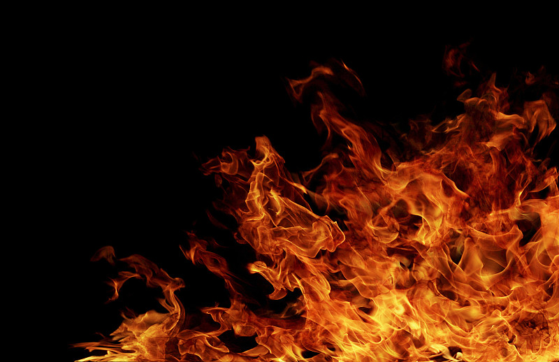 黑色背景上的火的纹理。