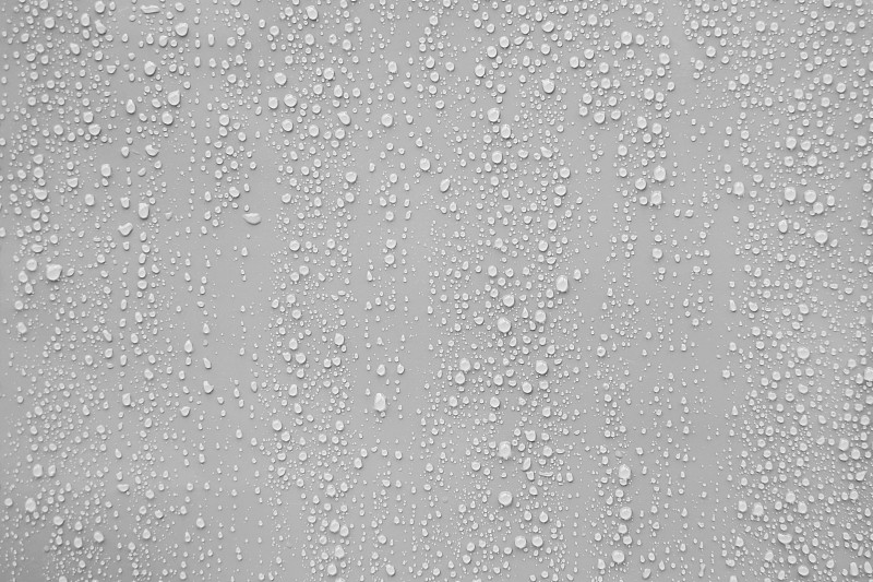 特写水滴在灰色的背景。