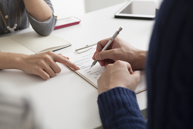 男人签了房子的合同