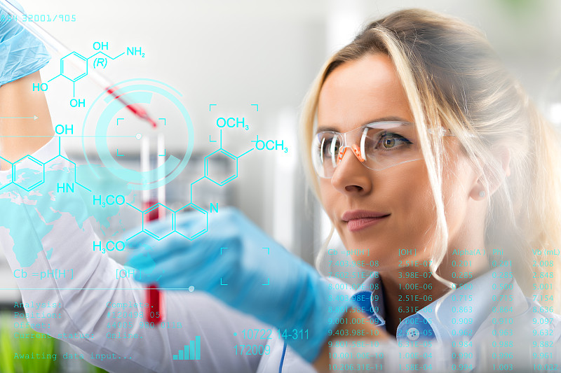 年轻有魅力的女科学家在实验室研究