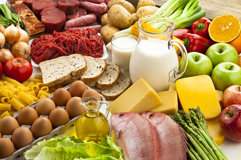 桌子上摆满了不同种类的食物