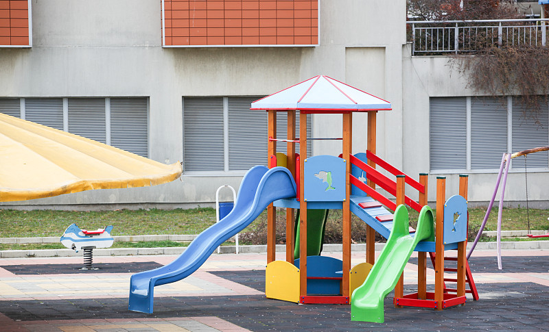 城市公园里五颜六色的儿童游乐场