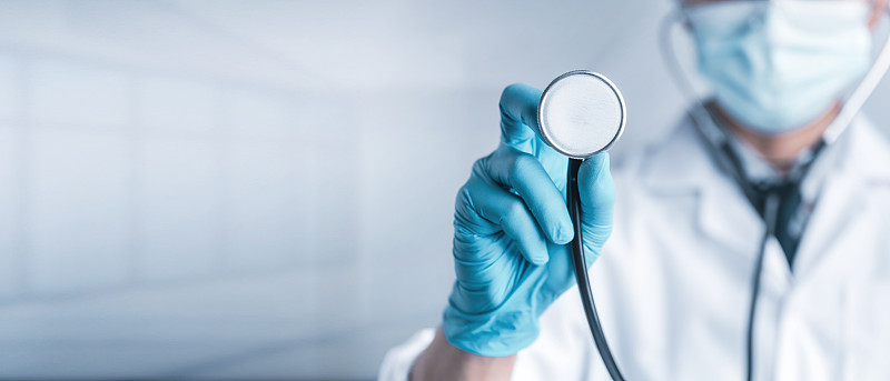 医生或科学家携带抗COVID-19的注射器和疫苗，接种疫苗和实验室实验。防范新冠病毒的概念。