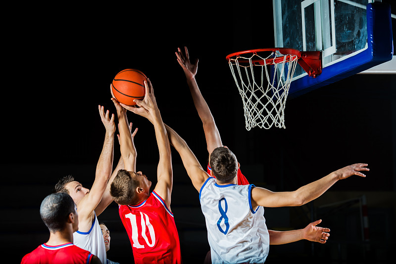 篮球运动员在行动。