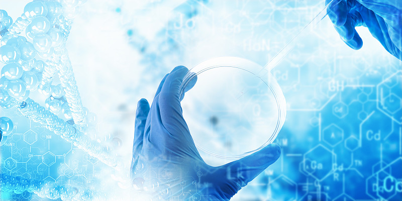 戴着手套握着盘子，有抽象的化学背景