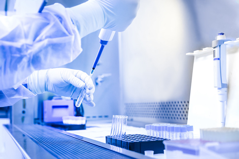 科学家在实验室里做实验