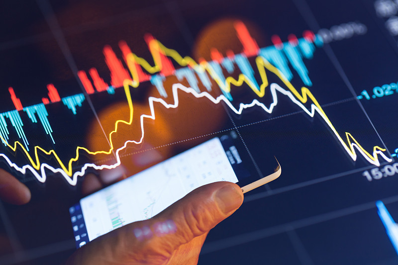 人与触摸手机照明股票图表