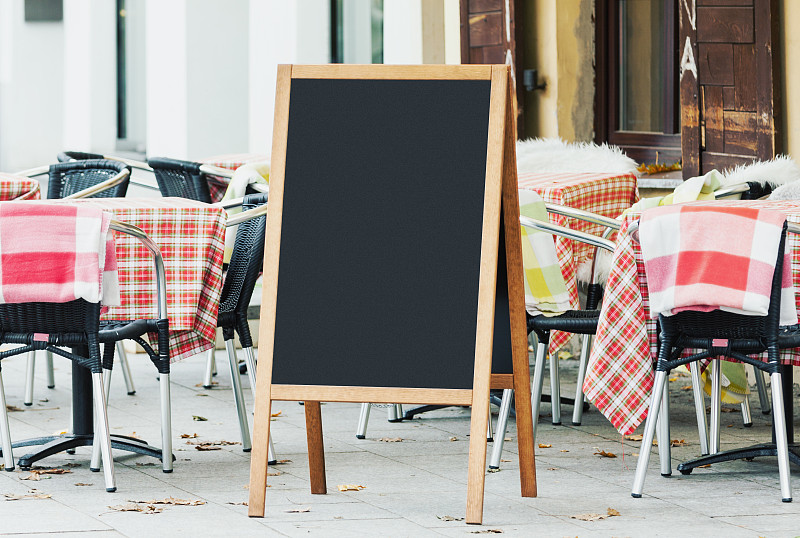 街上的空白菜单和黑板模型