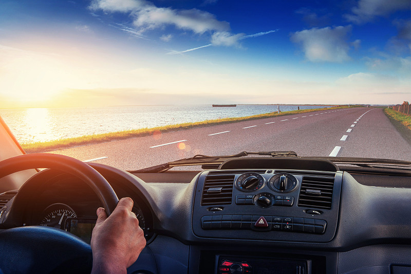 日落时分，海边的柏油路