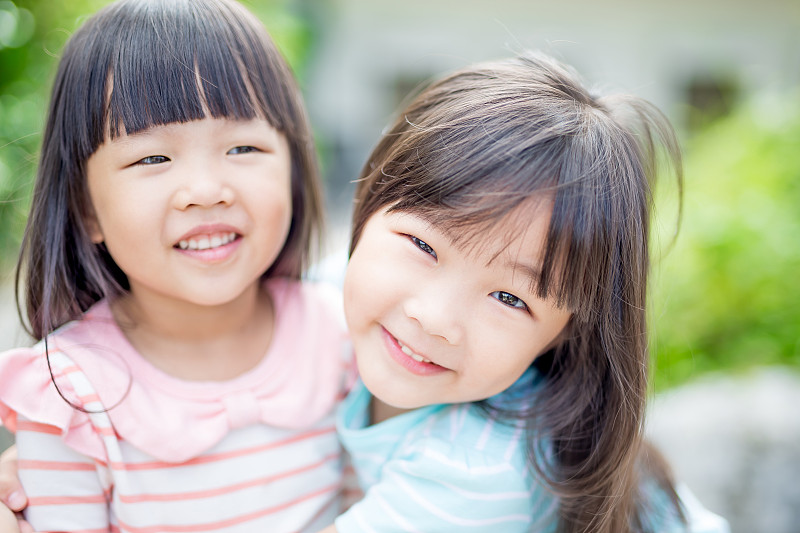 女孩们在公园里快乐地微笑