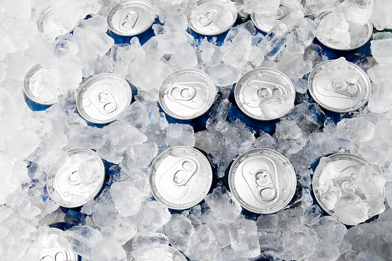 苏打水或冰镇啤酒罐