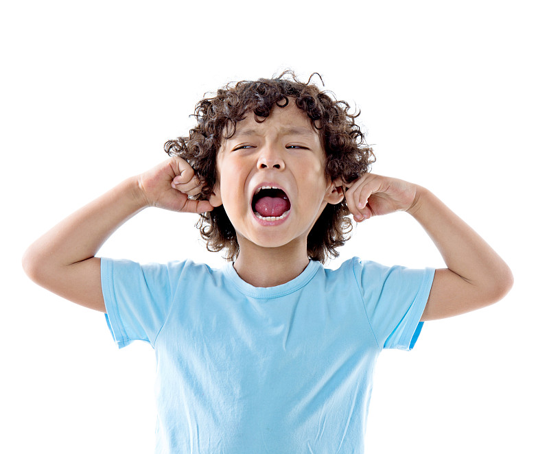 白色背景上的小男孩尖叫的表情