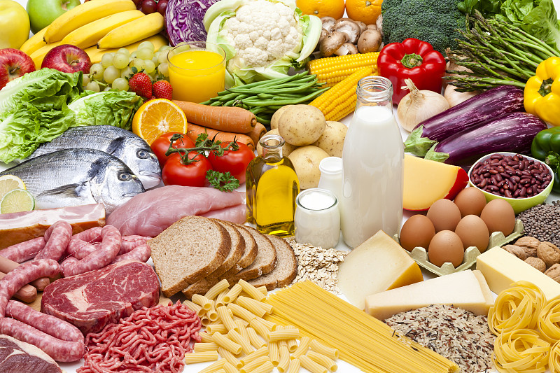 桌子上摆满了不同种类的食物