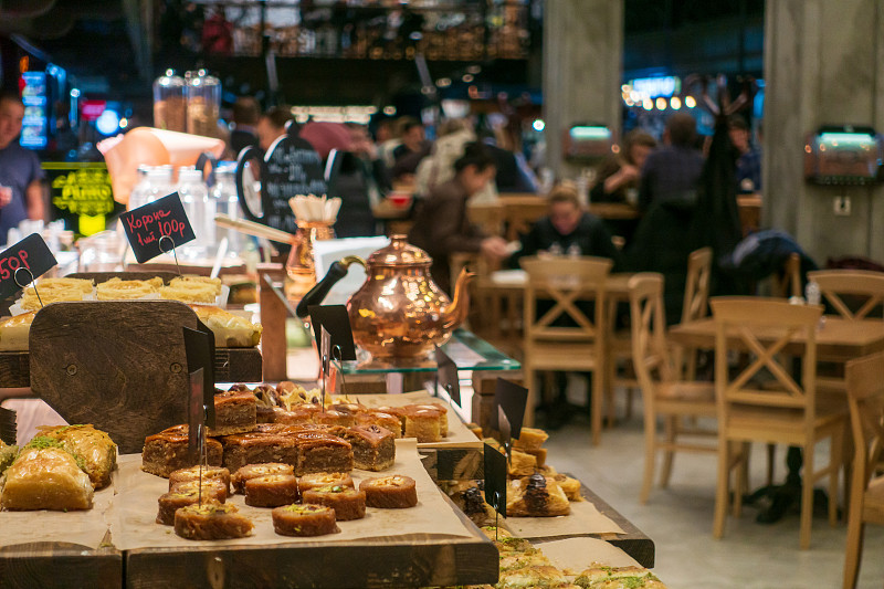 糕点店陈列的新鲜糕点