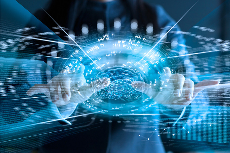 商务女人触摸虚拟屏幕的大脑和快速网络连接屏幕上，技术连接商业理念