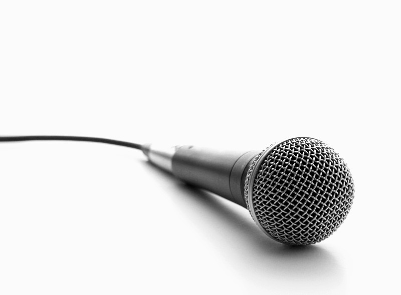 插入麦克风在白色背景