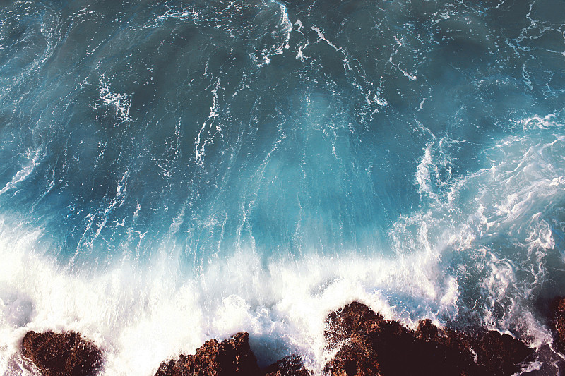 海景背景，水与浪与石，色彩柔和