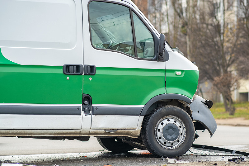 在城市街道上发生了一场又一场严重损坏的车祸。