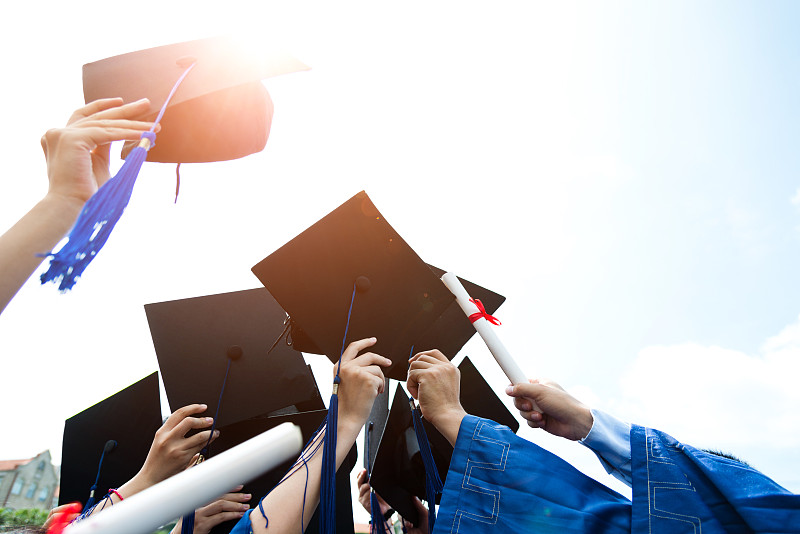 毕业扔帽子