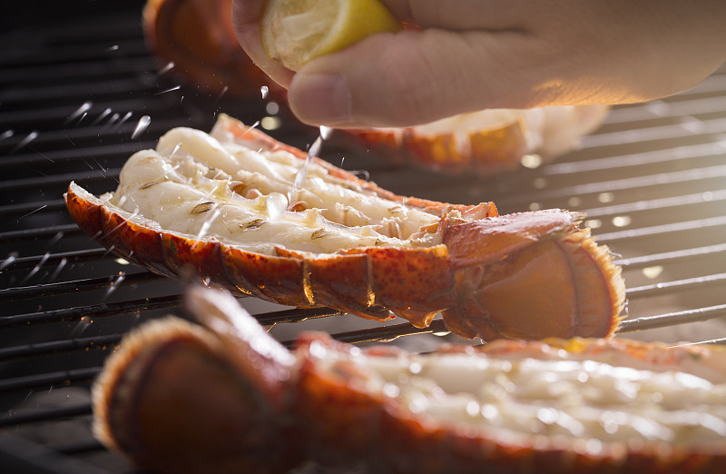 烤龙虾尾配柠檬烤架